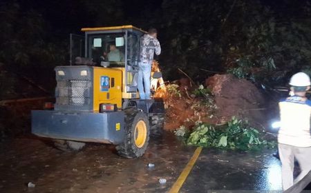 Material Longsor Dibersihkan, Jalur Penghubung Sukabumi-Bogor Bisa Dilalui Kendaraan