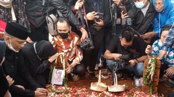 Raindrops And Sobs Accompany Vanessa And Febri's Funeral Procession, Roy Suryo Also Present As Neighbors