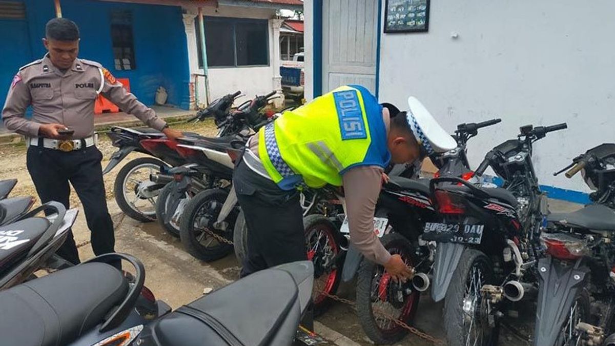    警察が東アチェ警察に確保した数十台のブロン排気バイク