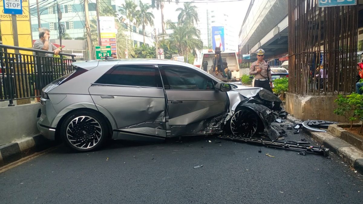 Collision Of Road Barrier Concrete In Kuningan, Hyundai Ioniq Electric Car Is Badly Damaged