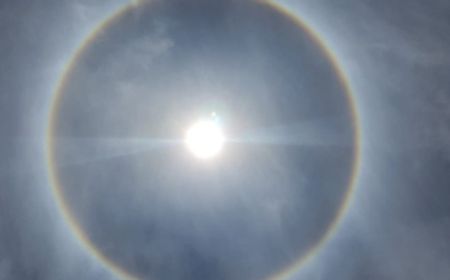 Muncul Cincin Matahari atau Halo Matahari di Langit Antang Makassar