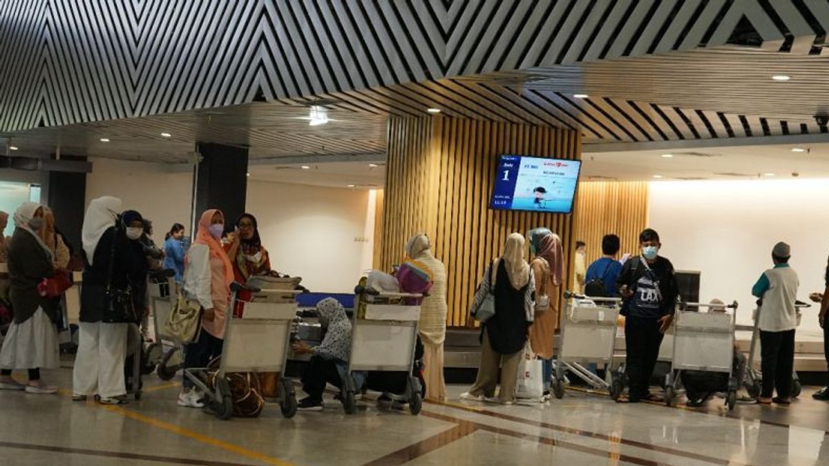 Éruption Du Mont Semeru Crachant De La Pluie De Cendres, Les Vols De L’aéroport De Surabaya-Malang Fonctionnent Normalement
