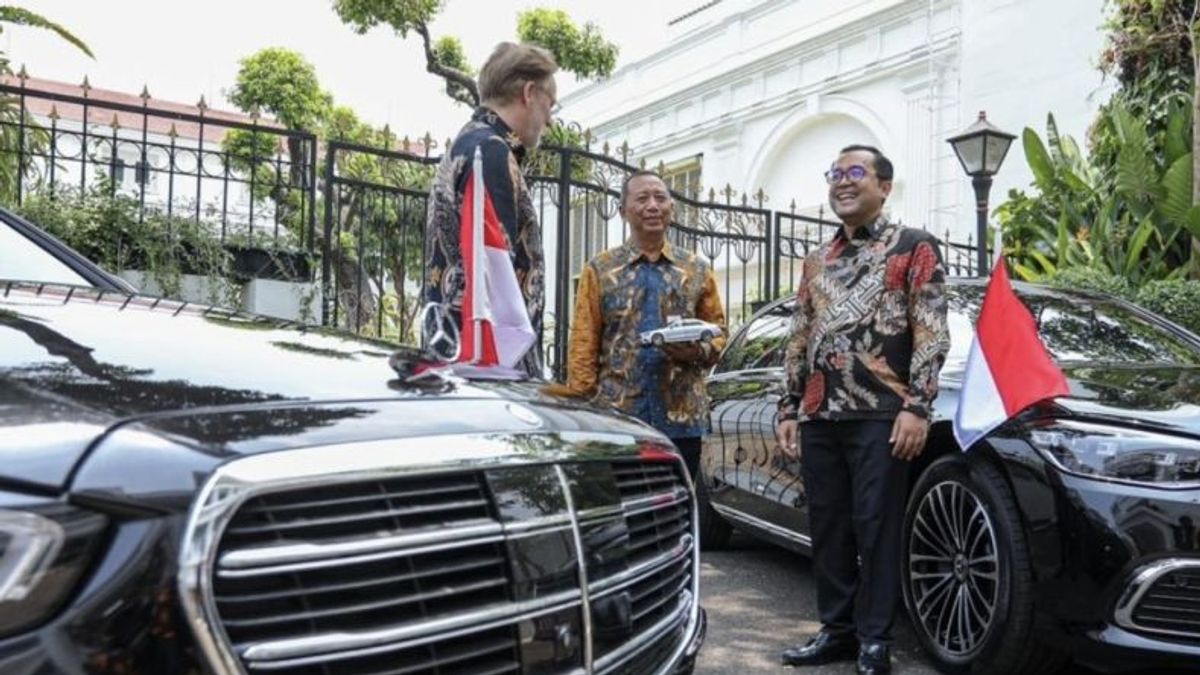 Mercedes fournit 60 voitures avec un support pour le lancement de Prabowo-Gibran