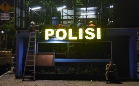 Reklame LED di Atas Pospol Harmoni Dibongkar Paksa Petugas