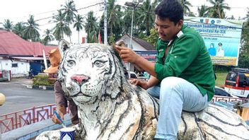 اليوم العالمي للنمر 2022 ، عمل إعادة طلاء تمثال نمر سومطرة الذي أقيم في غرب سومطرة