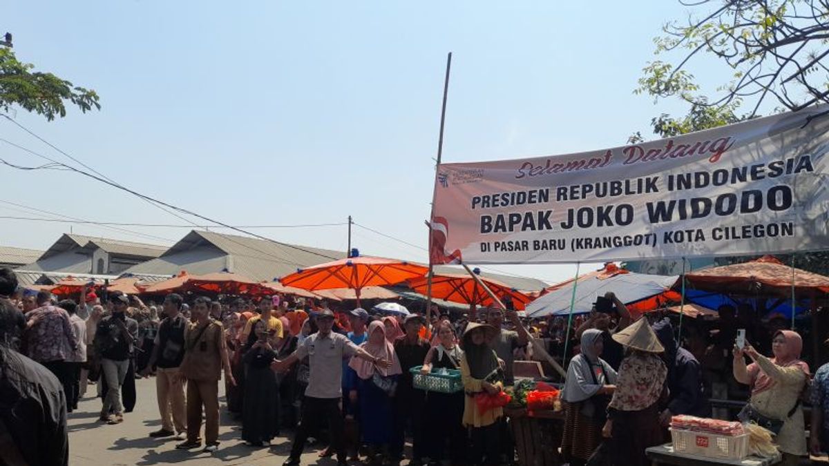 西里贡居民热情地欢迎佐科威在克朗哥特市场