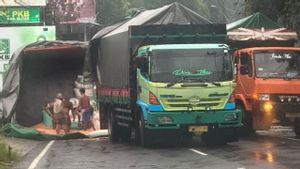 Collaborating Truck Overturned In Blitar, Police Evacuate Pipil Corn Loading