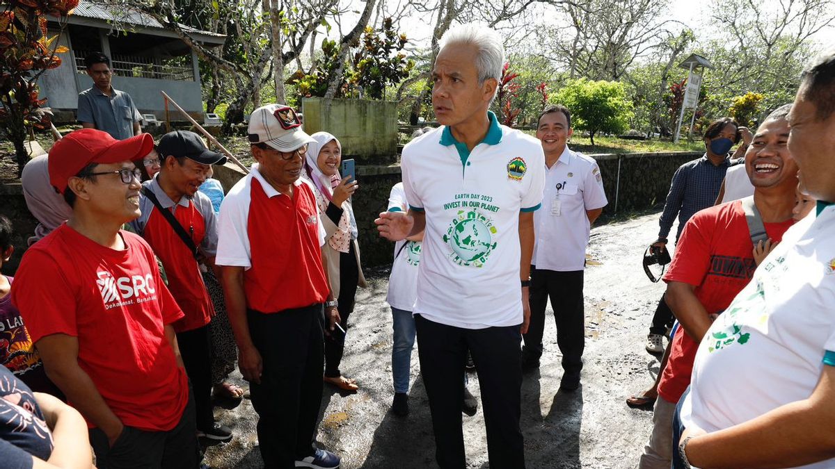 Via Aplikasi LaporGub Jawa Tengah, Jalan Rusak Desa Kalisaruk Yang Sudah 5 Tahun Langsung Diperbaiki Ganjar