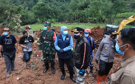 Khofifah Tinjau Longsor Nganjuk, Bupati Janji Pencarian Korban Selama 14 Hari