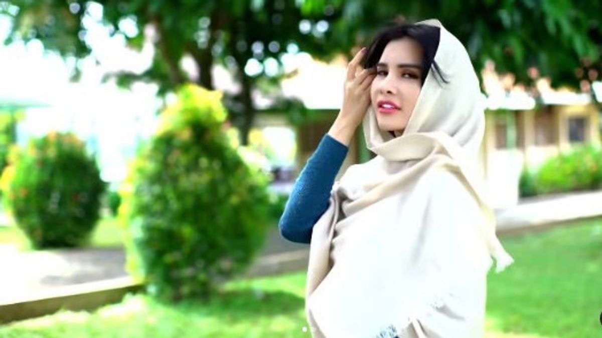 Maria Vania yang Biasa Tampil "Hot" Kini Mendadak Hijab