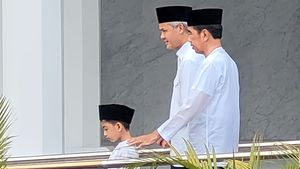 Ganjar dan Jokowi Kompak Jumatan Bareng di Masjid Sheikh Zayed Solo