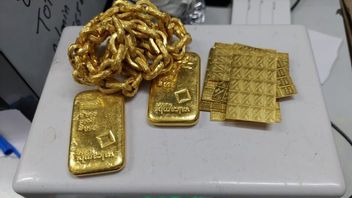 74,000米ドル相当のゴールドチェーンネックレスを身に着けているこの飛行機の乗客は、空港職員によって直接チェックされました