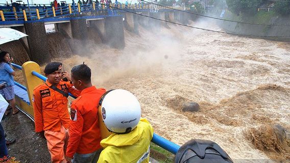 La Nuit, Anies Est Venu Vérifier La Porte De L’eau Manggarai, A Demandé Aux Résidents De Riverbanks De Se Préparer