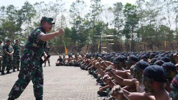 特殊迪克马塔学生士兵科斯特拉德的指示,卡萨德·杜东强调维护印度尼西亚共和国的主权
