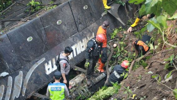       Bus Pariwisata Masuk Jurang di Rajapolah Tasikmalaya, 3 Orang Tewas