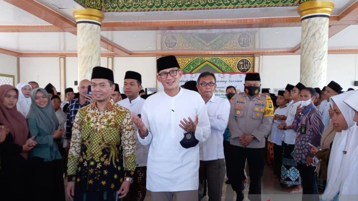 Visiting The Oldest Islamic Boarding School Hidayatussalikin In Pangkalpinang, Sandiaga Uno Wants To Improve Students' Digitization Ability