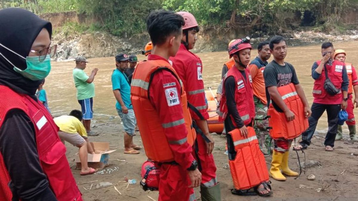 PMI Kerahkan 7 Personel Cari Korban Tenggelam di Sungai Cimandiri