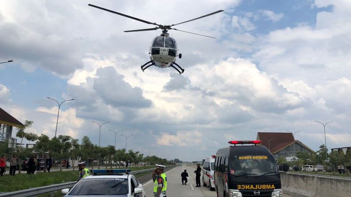 Using A Helicopter, The Lampung Regional Police Holds An Air Evacuation Simulation On The Trans Sumatra Toll Road