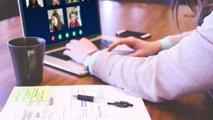Cara Blur Latar Belakang Zoom saat Rapat Daring Menggunakan Laptop atau Macbook