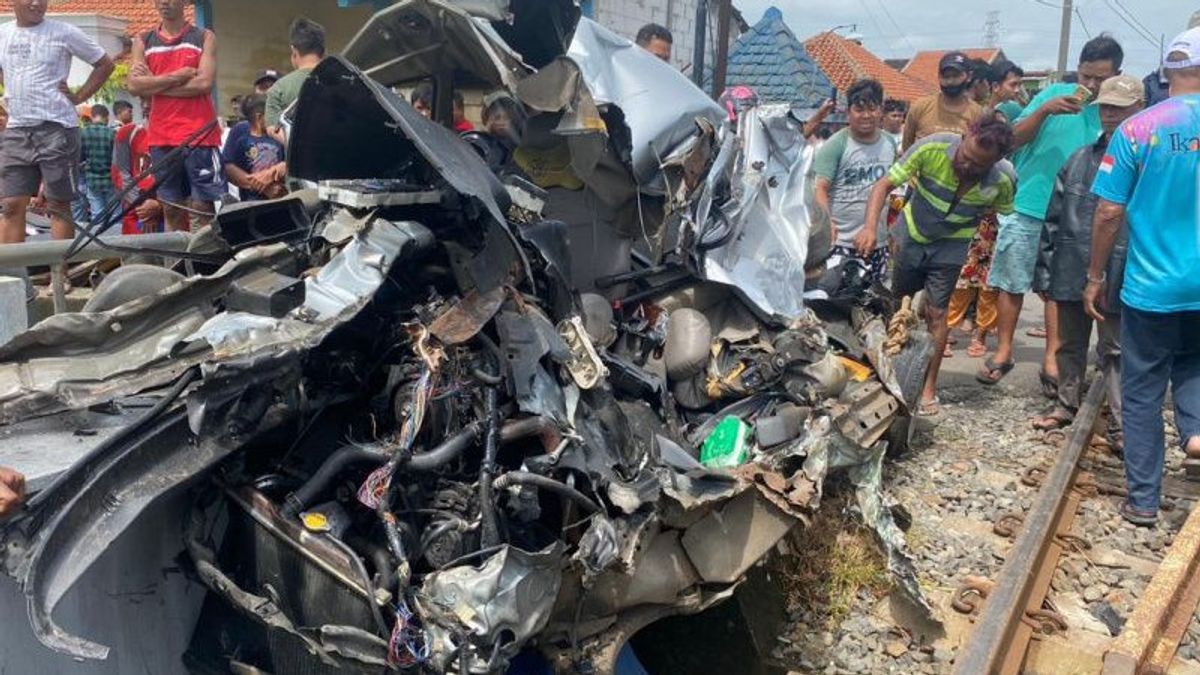 KA Argo Bromo Anggrek Seruduk Mobil di Semarang Tewaskan 2 Orang, Lokomotif Pecah Tangki