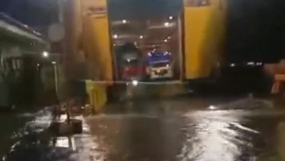 Cuaca Buruk di Pelabuhan Merak, Proses Bongkar Muat Kapal Terhambat