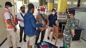 Sidak Administrasi Kependudukan di Pelabuhan Benoa: Petugas Amankan Penumpang Kapal yang Bawa 2 Parang 