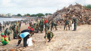 Ribuan Personel TNI-Polri hingga Pelajar Bersihkan Sampah Pantai Kuta Usai Disorot Prabowo