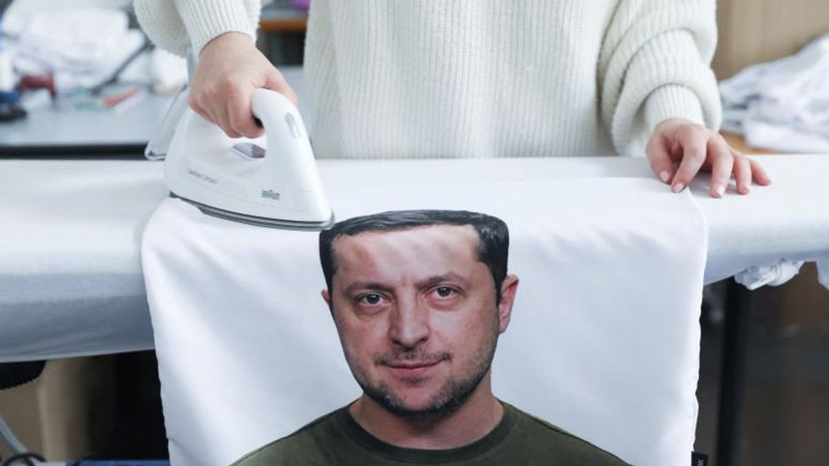 在捷克，Volodymyr Zelensky成为性象征，直到用他的脸部设计制作枕头