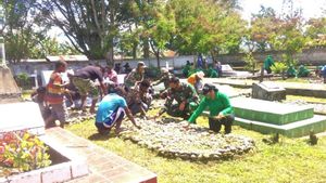 Kodim 1702/Jayawijaya Gandeng Anak Jalanan di Wamena Papua Bersihkan Makam Pahlawan