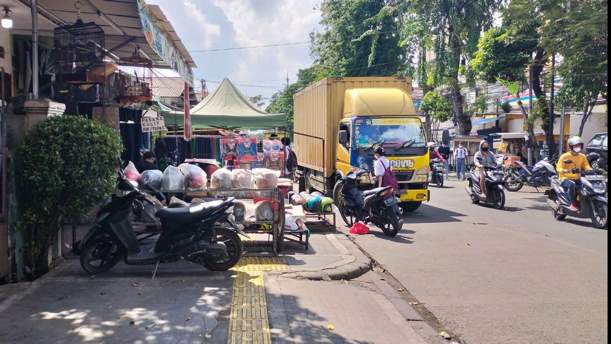 Pedestrians In Kemayoran Have Turned Into Street Vendors And Car Parks