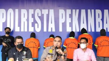 2 étudiants Qui étaient Sur Le Point De Partir Pour La Turquie Ont été Arrêtés Par La Police Pour Avoir Apporté De Faux Résultats De Tests PCR à L’aéroport De Pekanbaru