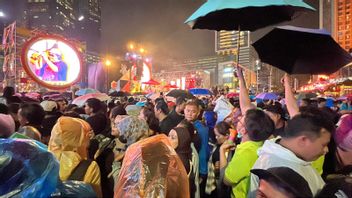Hujan, Masyarakat Tetap Antusias Nikmati Perayaan Malam Tahun Baru 2026 di Bundaran HI