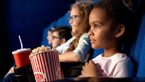 إنها المرة الأولى التي تدعو فيها طفلك الصغير للمشاهدة في السينما ، اتبع هذه النصائح ال 5