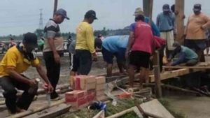 Jembatan Antar Desa di Bekasi Terputus Diterjang Banjir