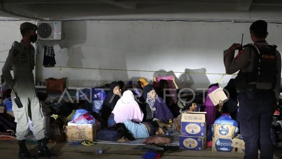 Polisi Sita Belasan Handphone Pengungsi Rohingya di Banda Aceh