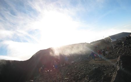 Musim Pendakian Dimulai, Otoritas Jepang Kenakan Tarif Baru hingga Batasi Pendaki Gunung Fuji