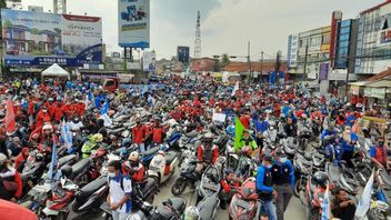 3000名坦格朗Serbu Jakarta工人纪念五一节承载撤销《创造者法》的要求