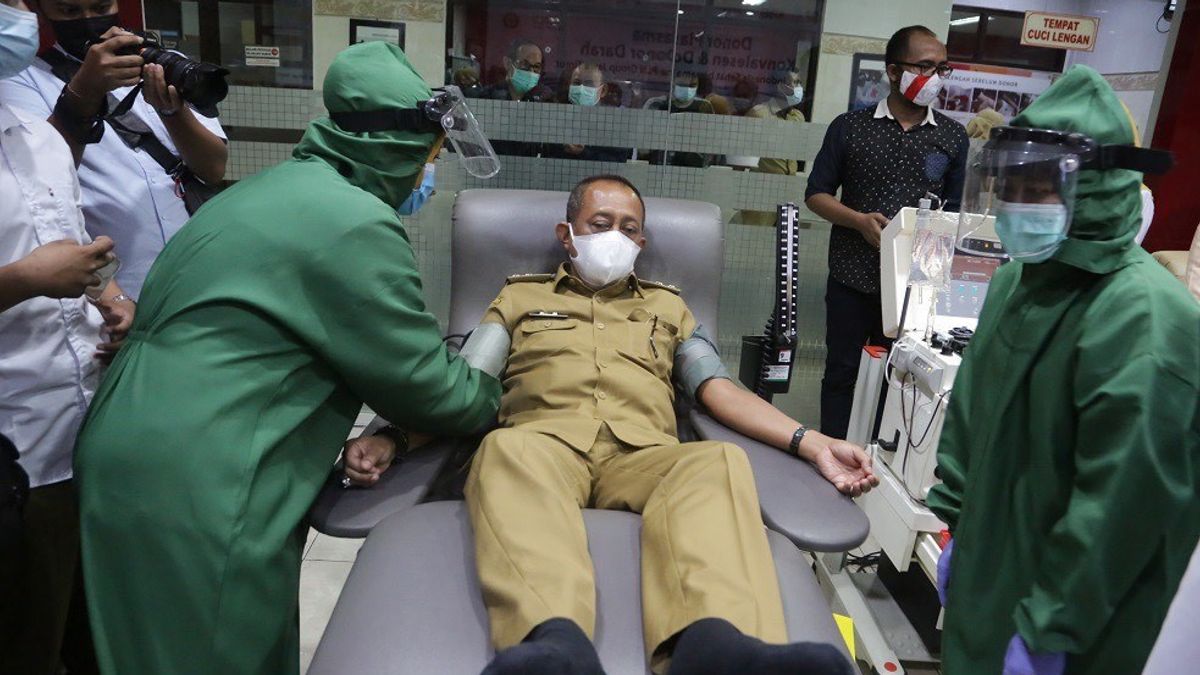 苏拉巴亚市副市长阿穆德吉准备捐赠疗养血浆，以帮助COVID-19患者