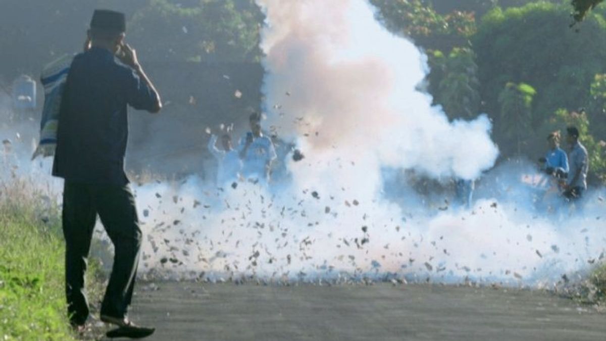 حاكم كاراوانغ يحظر المفرقعات النارية والمسيرات لإيقاظ السحور