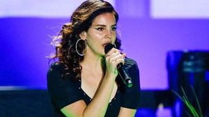 Lana Del Rey Sumbangkan “Setiap Dolar” dari Turnya ke Kota Tempat Dia Tampil