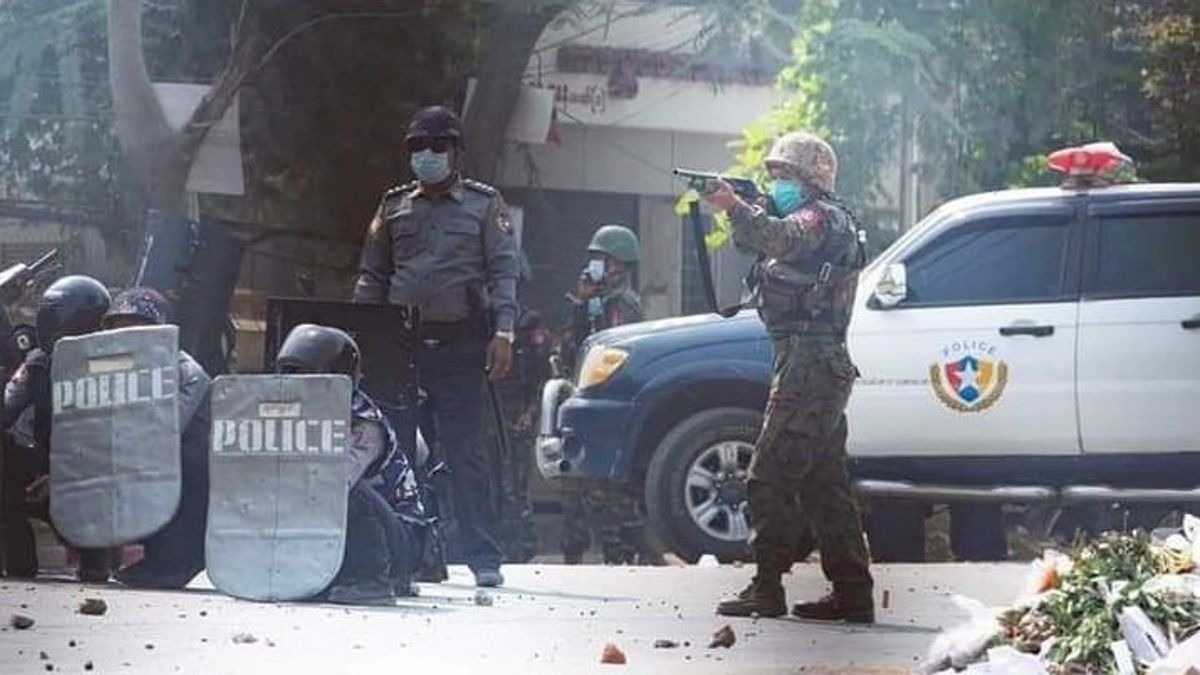 القتال ضد أثناء احتجازهم، ستة متظاهرين مناهضين للانقلاب قتلوا برصاص النظام العسكري في ميانمار