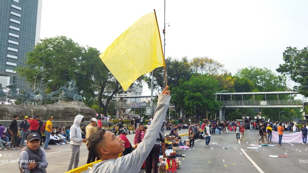Pelajar SMK Asal Bogor Kibarkan Bendera Kuning di Patung Kuda Jelang Keputusan MK