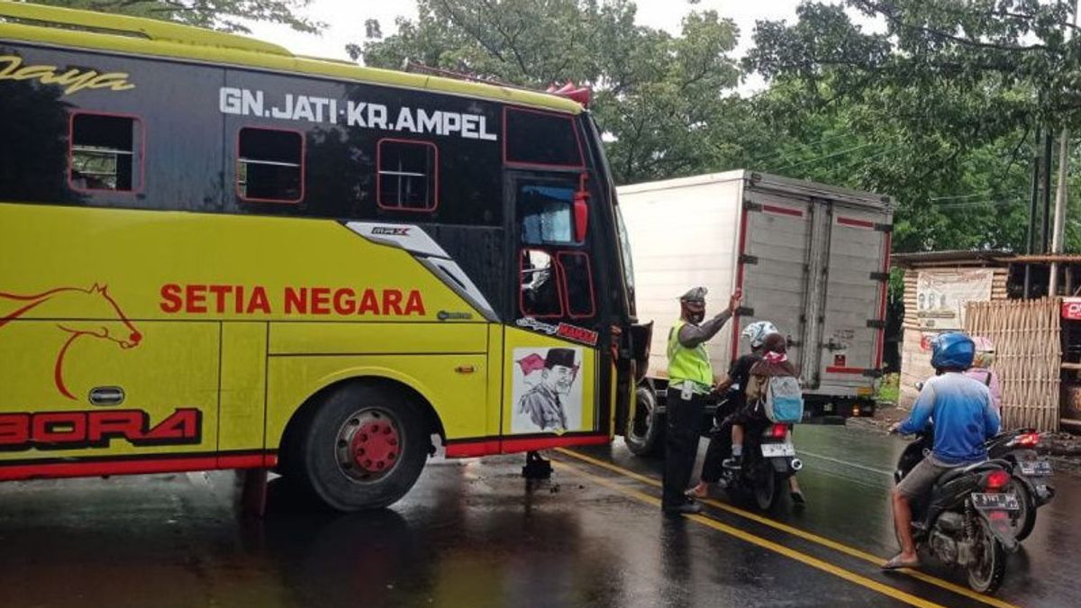 Seconds Bus Hits Motorcyclists In Cirebon Kills Father And Son