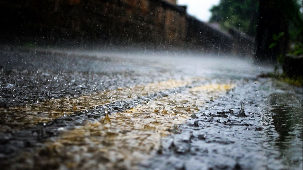 توقعات الطقس BMKG: الأمطار والرياح القوية التي يحتمل أن تحدث في جاكتيم وجاكسيل