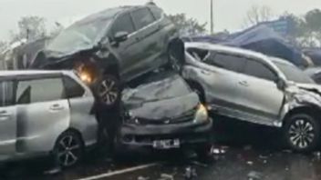 apparition d’accidents consécutifs sur la route à péage de Cipularang, voitures empilées