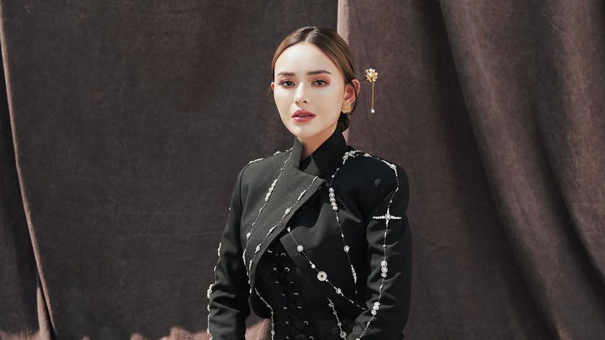 Amanda Manopo Enggan Disangkutpautkan dengan Perceraian Arya Saloka dan Putri Anne
