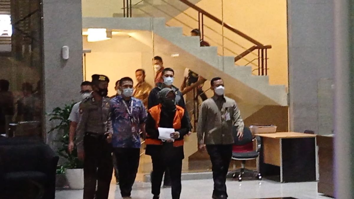 突发新闻布帕蒂·茂物·阿德·亚辛（Abuor Ade Yasin）在被KPK OTT缠住后穿着橙色背心，戴着手铐
