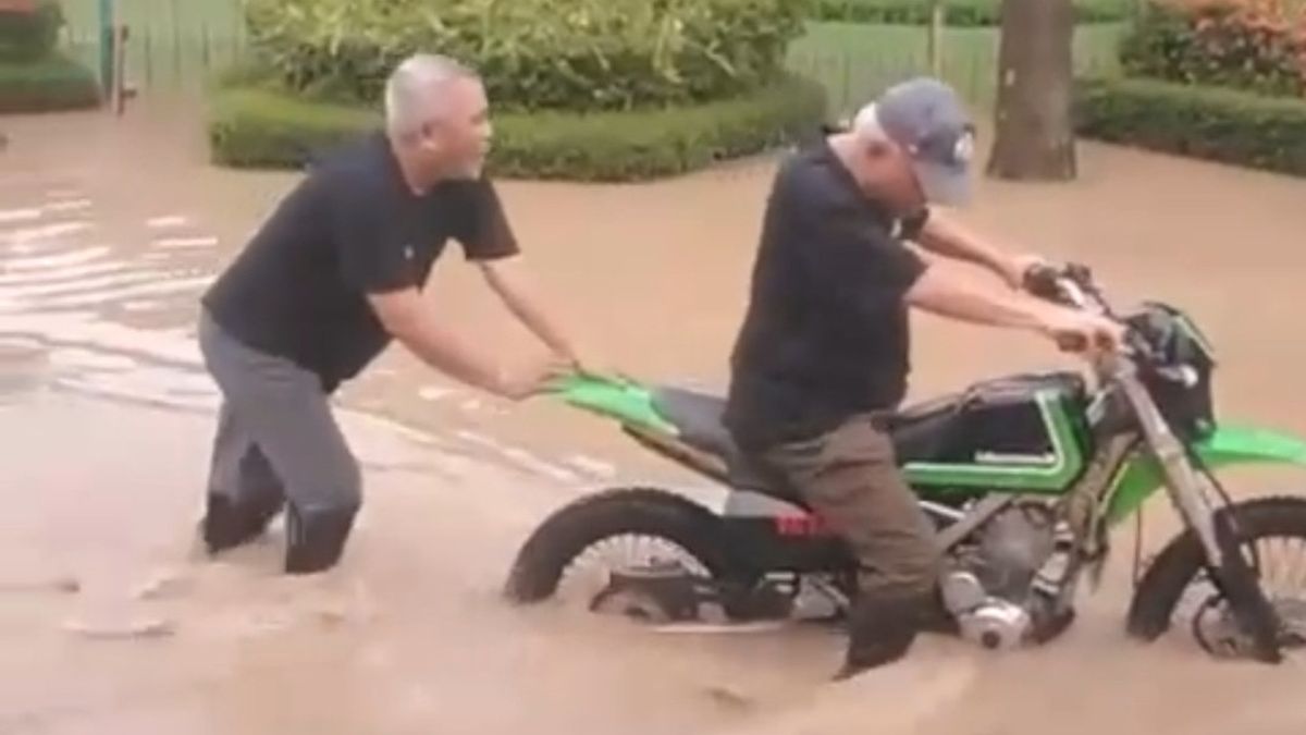 Rumahnya Kebanjiran, Kepala Otorita Basuki Hadimuljono Terobos Banjir Pakai Motor Trail