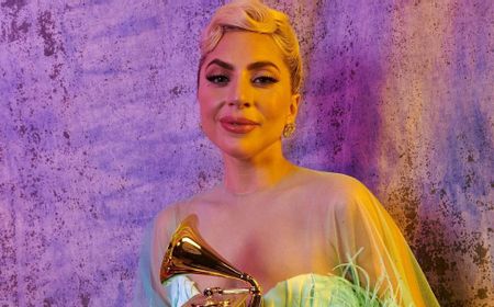 V BTS Mengaku Ngefans, Intip Potret Keanggunan Lady Gaga di Grammy Awards 2022