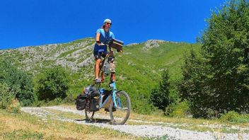 記録を樹立したい、この男は高いバイクと野良犬で世界を旅します